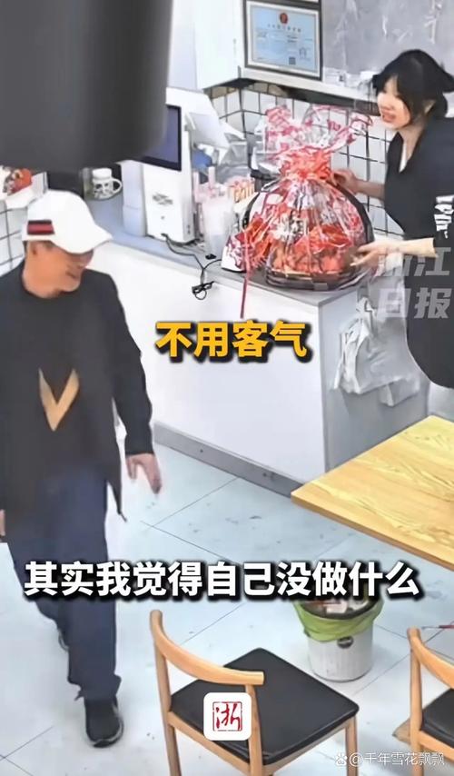 货运小伙吃饭突然一个二十多年没见的小学同学跟你借几百块钱，说抽烟吃饭的钱都没了，你该怎么办？