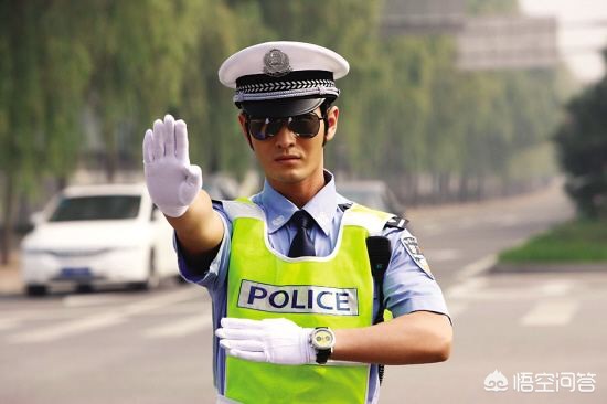 恩施短途货运恩施：小货车发生故障，驾驶员就地取材，用树枝充当警示标志, 你怎么看？