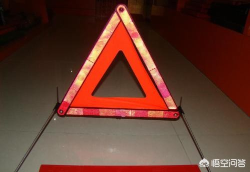 恩施短途货运恩施：小货车发生故障，驾驶员就地取材，用树枝充当警示标志, 你怎么看？