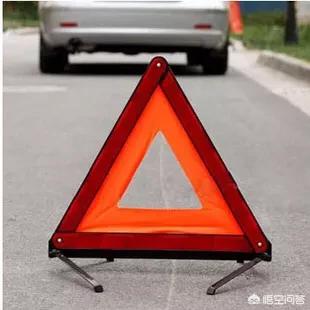 恩施短途货运恩施：小货车发生故障，驾驶员就地取材，用树枝充当警示标志, 你怎么看？