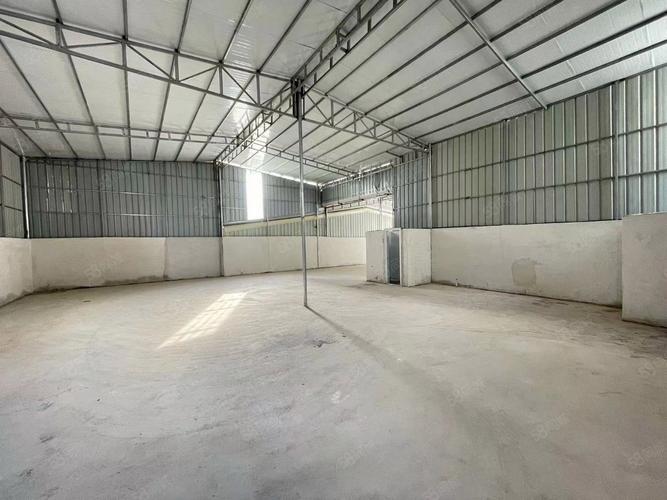 贵港货运租车贵港市西江农场农贸市场在公路边搭建铁皮房当商铺出租违法吗？