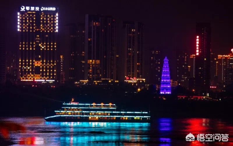 宜昌货运港口求一个壁纸，晚上的大海波光粼粼倒映着城市的灯光，有一艘游轮飘在海上，很像香港或者？