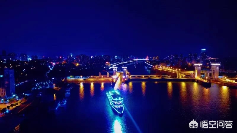 宜昌货运港口求一个壁纸，晚上的大海波光粼粼倒映着城市的灯光，有一艘游轮飘在海上，很像香港或者？