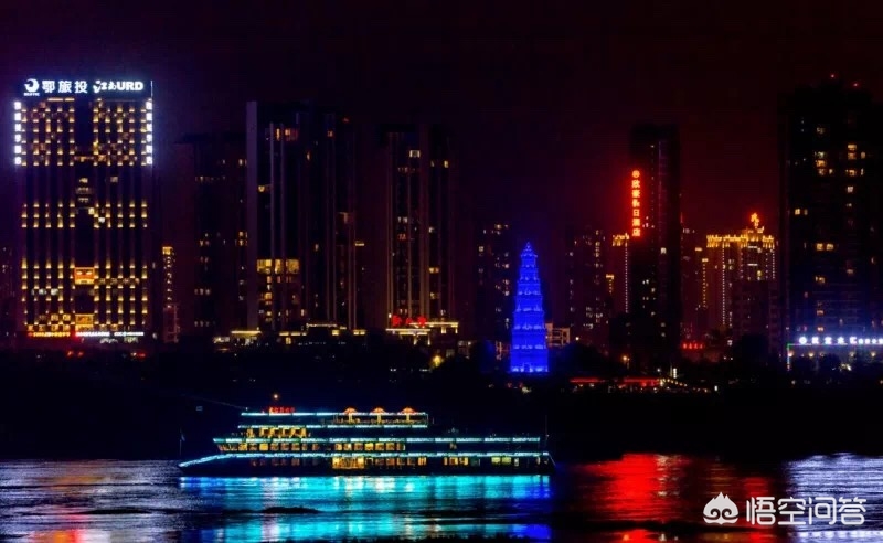 宜昌货运港口求一个壁纸，晚上的大海波光粼粼倒映着城市的灯光，有一艘游轮飘在海上，很像香港或者？