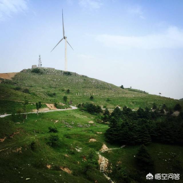 宜昌货运港口求一个壁纸，晚上的大海波光粼粼倒映着城市的灯光，有一艘游轮飘在海上，很像香港或者？