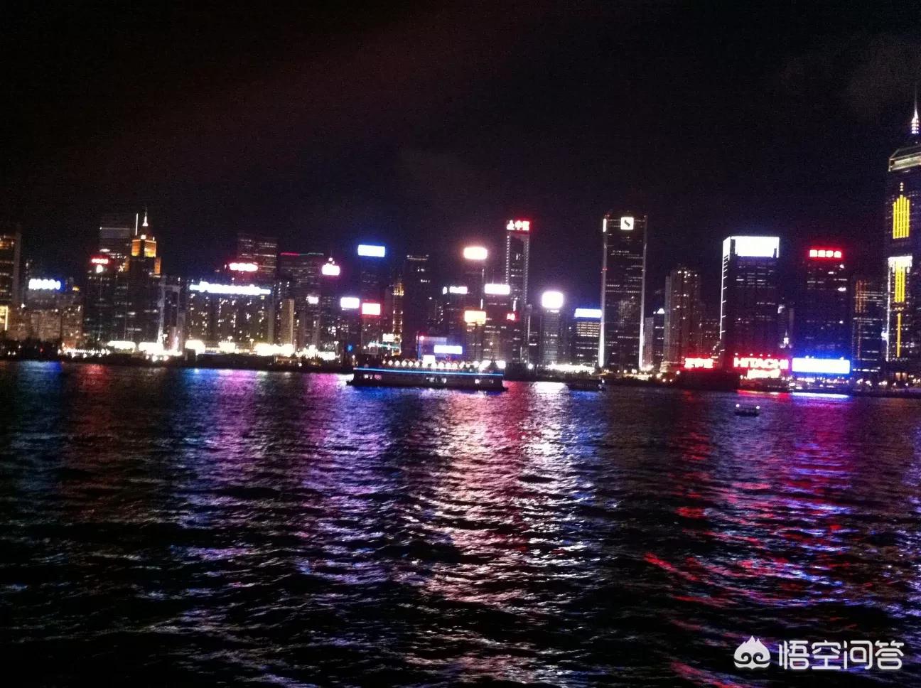 宜昌货运港口求一个壁纸，晚上的大海波光粼粼倒映着城市的灯光，有一艘游轮飘在海上，很像香港或者？