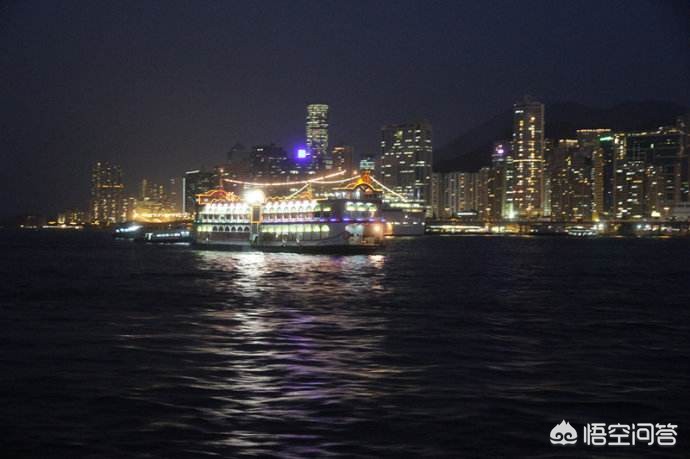 宜昌货运港口求一个壁纸，晚上的大海波光粼粼倒映着城市的灯光，有一艘游轮飘在海上，很像香港或者？