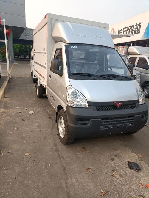 货运轻型货车五菱荣光小卡是不是轻型货车？