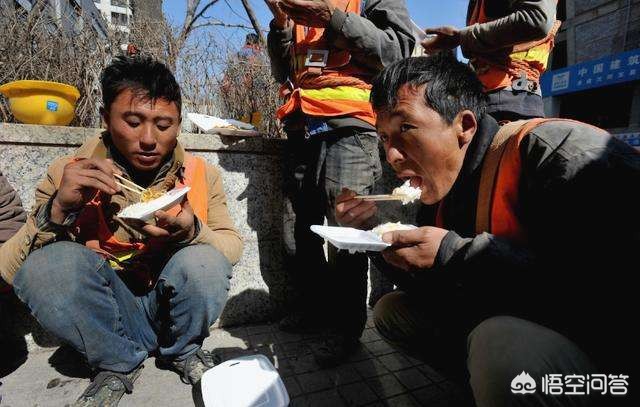 货运消费生活面对城里的高消费、高房租，住在农村的人为什么每年还要进城里打工？